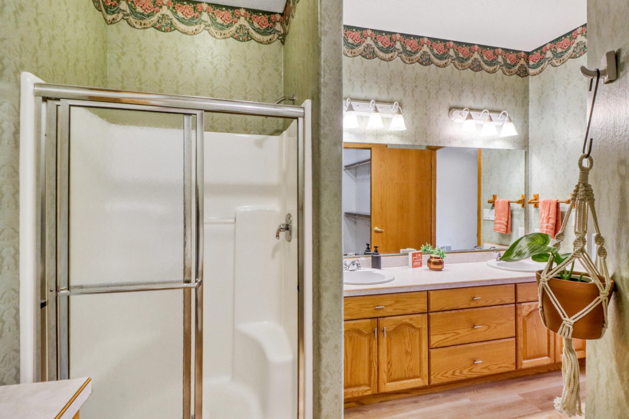 1999 twin home for sale at 318 44th Avenue S in Moorhead, MN — 5 bed, 3 bath (photo 36 of 71)