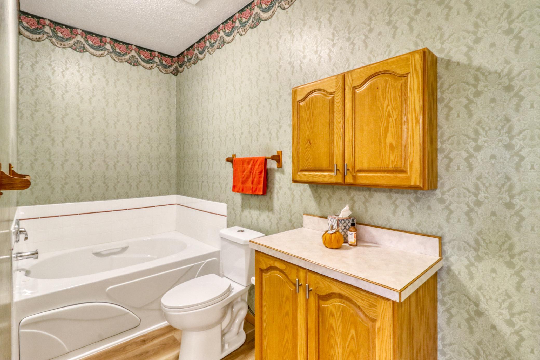 1999 twin home for sale at 318 44th Avenue S in Moorhead, MN — 5 bed, 3 bath (photo 38 of 71)