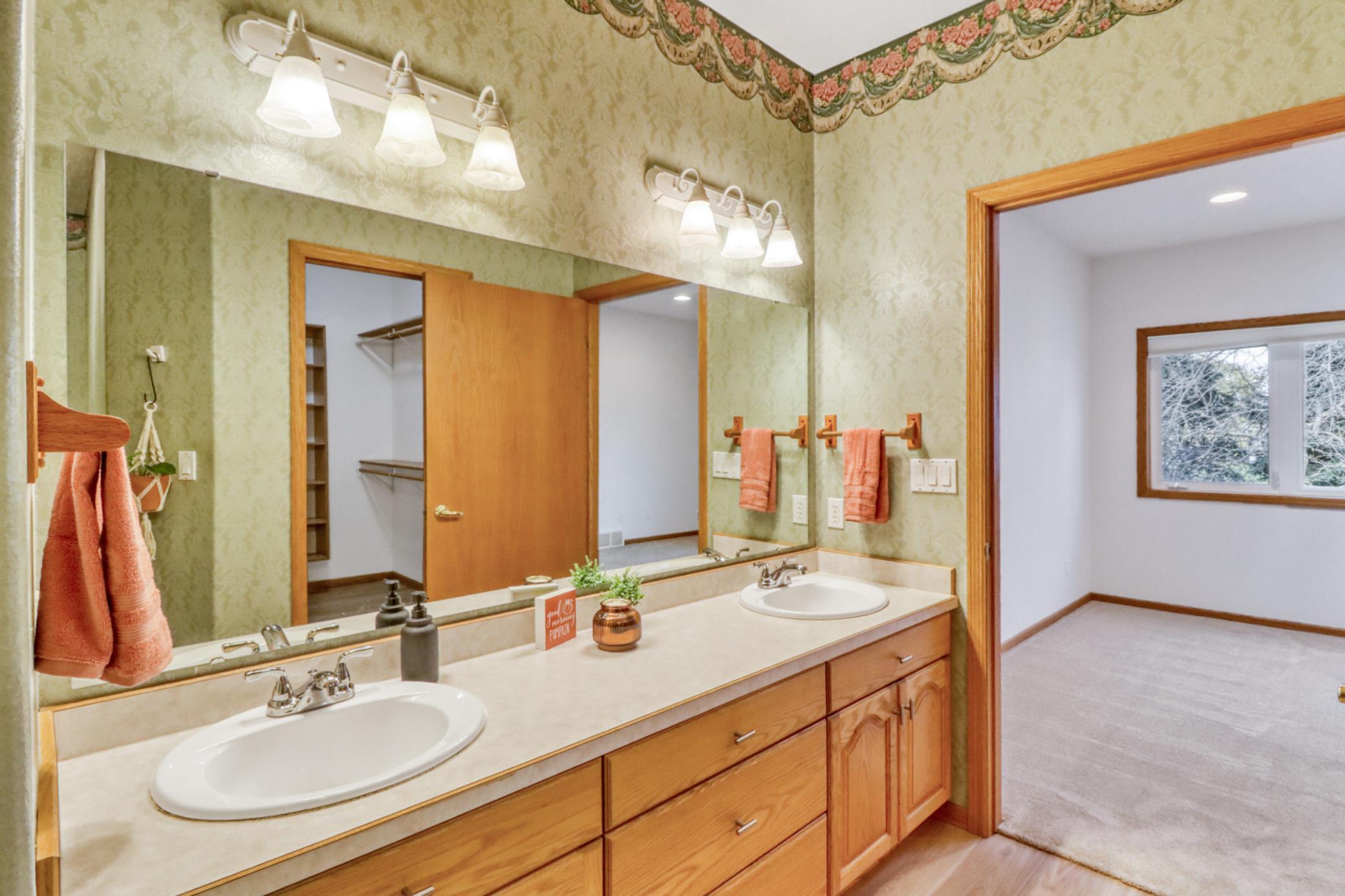 1999 twin home for sale at 318 44th Avenue S in Moorhead, MN — 5 bed, 3 bath (photo 40 of 71)