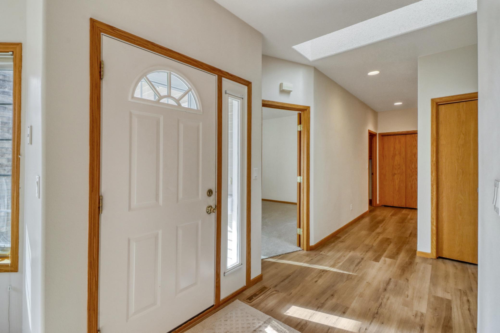 1999 twin home for sale at 318 44th Avenue S in Moorhead, MN — 5 bed, 3 bath (photo 9 of 71)