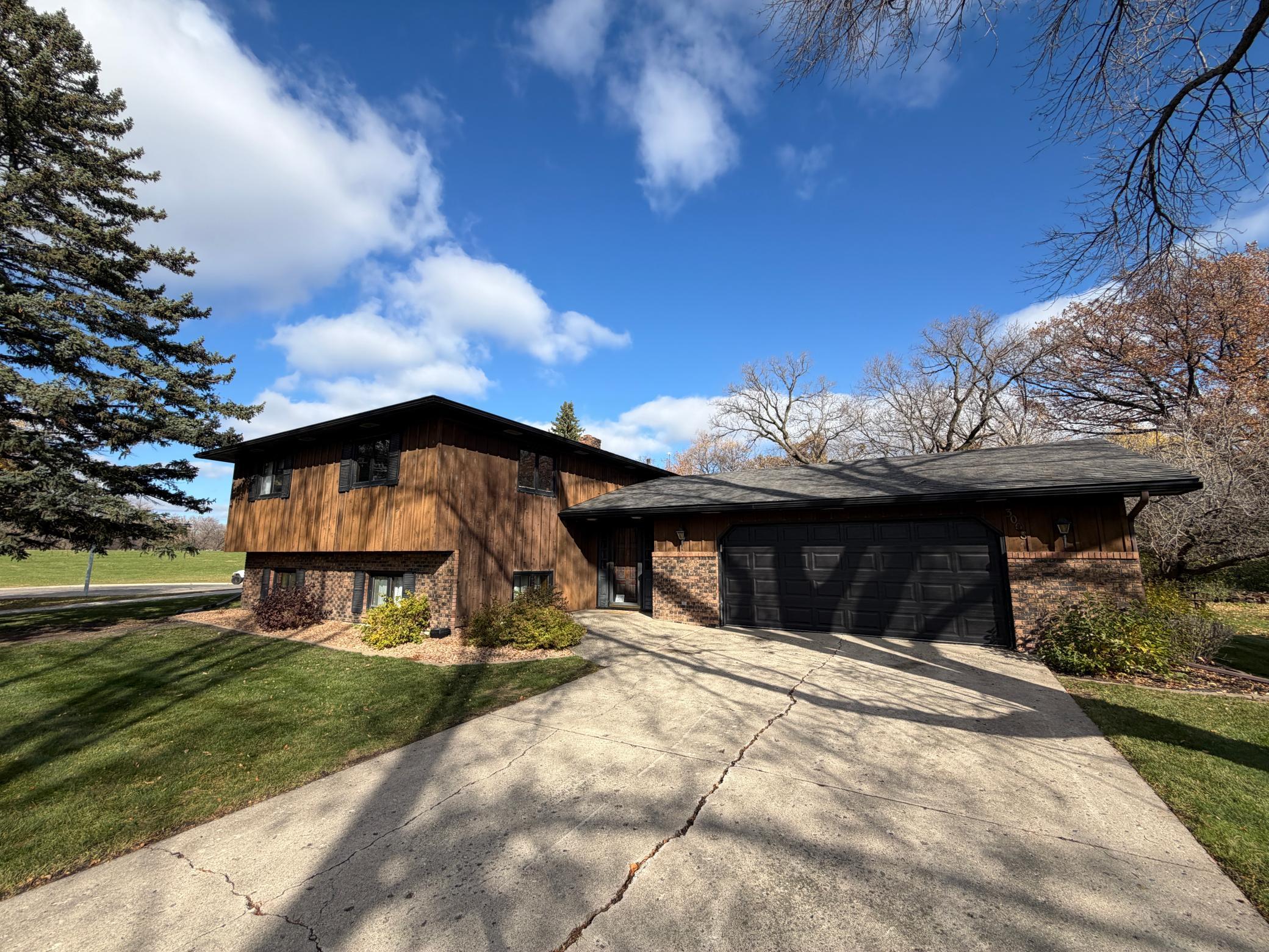 1973 single family home for sale at 3008 Rivershore Drive in Moorhead, MN — 4 bed, 3 bath (photo 2 of 33)