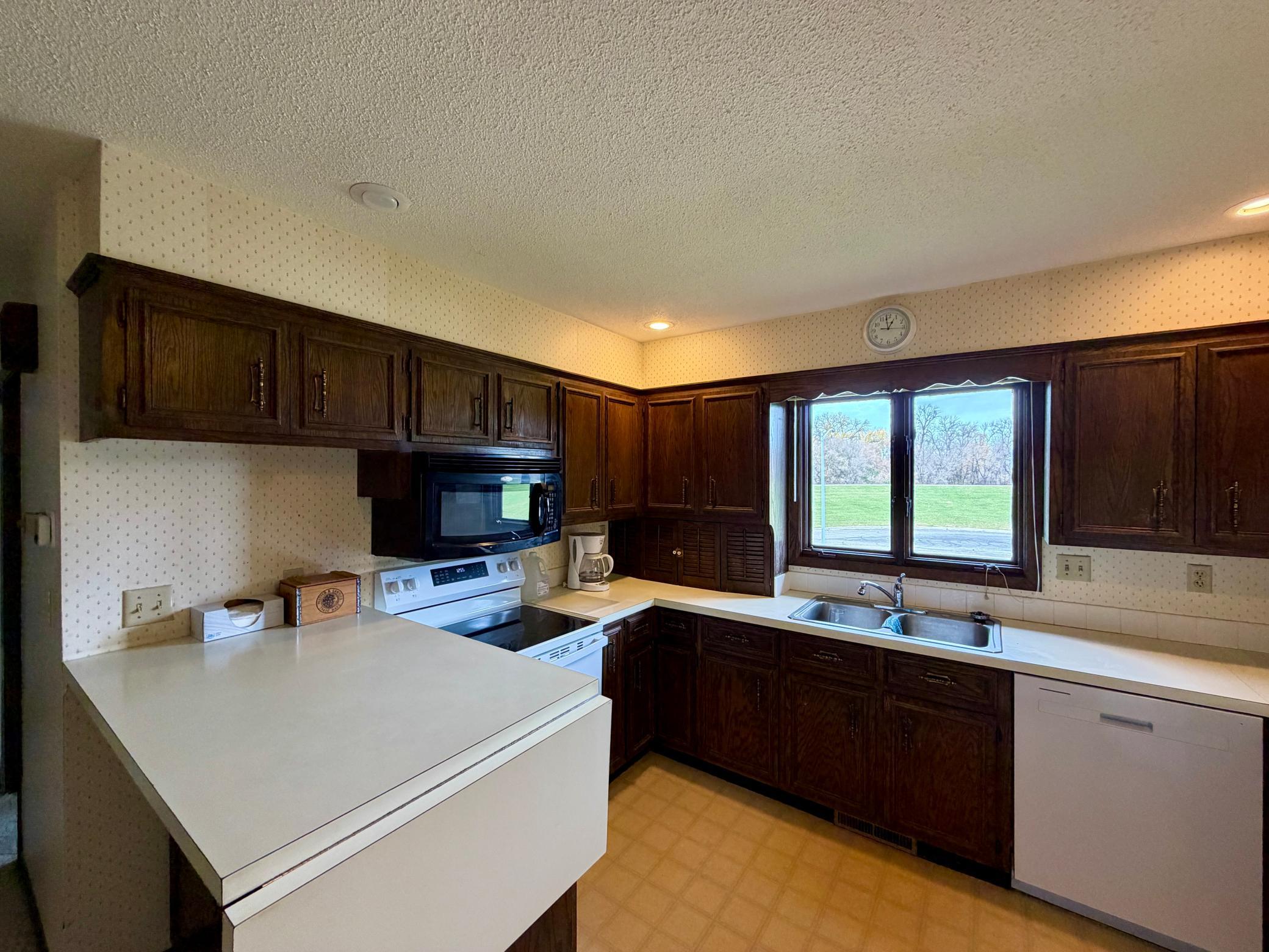 1973 single family home for sale at 3008 Rivershore Drive in Moorhead, MN — 4 bed, 3 bath (photo 7 of 33)