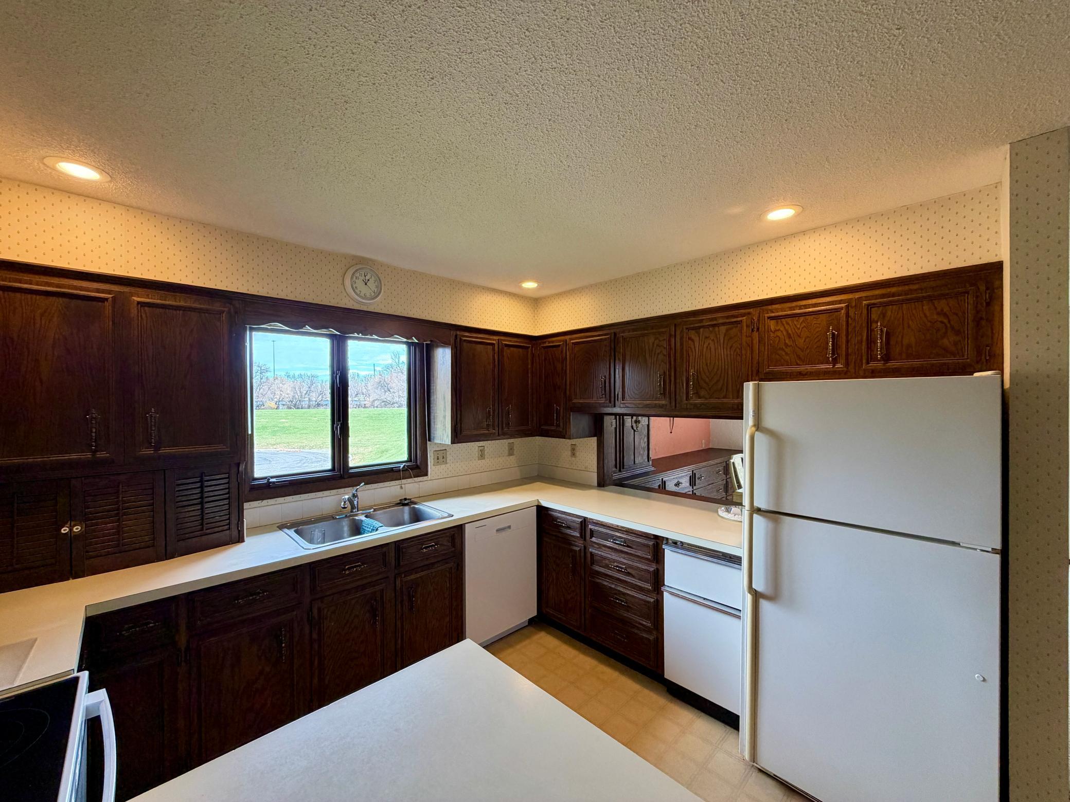 1973 single family home for sale at 3008 Rivershore Drive in Moorhead, MN — 4 bed, 3 bath (photo 8 of 33)
