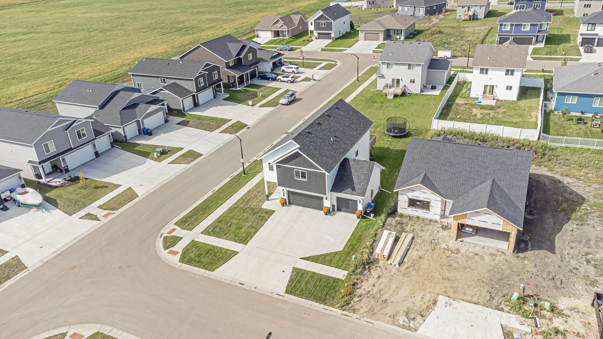 2022 single family home for sale at 7371 26th Street S in Fargo, ND — 4 bed, 3 bath (photo 3 of 46)