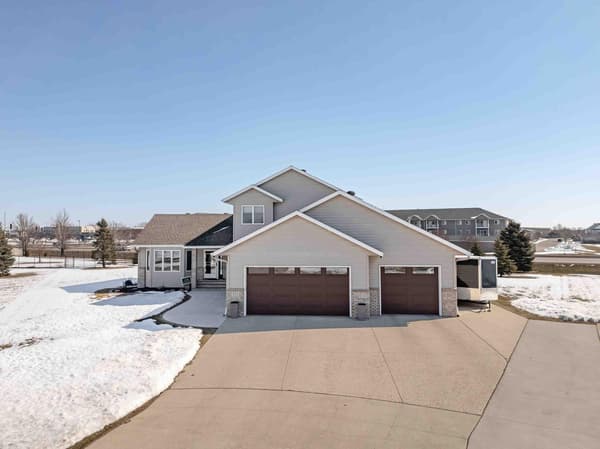 Open house at 722 42nd S Avenue, Moorhead $570,000 5 bed 4 bath