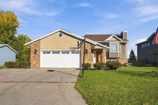 1993 single family home for sale at 816 9th Avenue NE in Dilworth, MN — 5 bed, 3 bath
